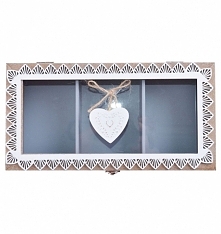 Pudełko drewniane do herbaty z 3 przegródkami w kolorze szaro - drewnianym Wieko pudełka szklane z napisem Home Sweet Home z ozdobnym serduszkiem i białą koronką.