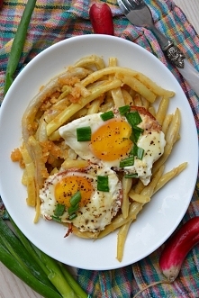 Fasolka szparagowa z jajkiem sadzonym na szynce