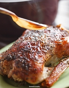 Pieczona kaczka. Pyszności...mm
Będąc w solance przez dobę kaczka będzie miała pyszną chrupiąca skórkę. Na koniec doprawiona przyprawami. Polecam