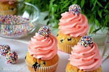 Proste babeczki urodzinowe z kremem i jagodami :)