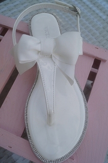 Meeeeeega WYPRZEDAŻ butów damskich!!!!
1. Błękitne czółenka ze złotą kokardką dostępne rozmiary 37 oraz 38 cena 89 zł   2. Sandałki z białą kokardką, dostępne rozmiary 37, 38, 3...