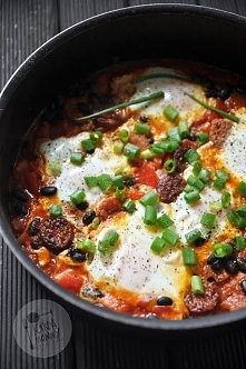 Szakszuka z fasolą i chorizo