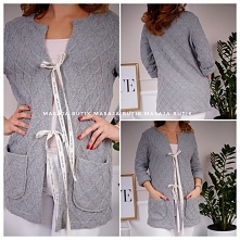 Sweter LARGO
Wiązany na ozdobne wstążki
Wygodny, praktyczny, idealny na chłodniejsze dni

szerokość pod pachami: 52cm
Szerokość pas: 49
Długość całkowita: 79cm

SKŁAD: 100% viskoza