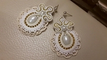 Soutachowe kolczyki jako uwieńczenie kompletu :). #soutache #soutacheskrodzka #rękodzieło #sutasz #handmade #kolczyki #earings #earrings #handmade #ślub #weeding #ślubne #weddin...