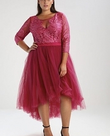 Przepiękny kolor sukienki dla puszystych Chi Chi London Curvy KATANA.