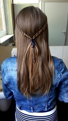 The ribbon in the hair is always a good idea