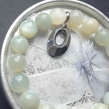 Bransoletka z jasnoszarego kamienia księżycowego z kamieniem Swarovski
