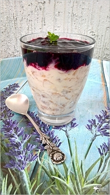 Jogurtowa jęczmienianka z jagodową konfiturą