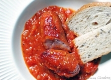 Kiełbasa pieczona w sosie pomidorowym


    10 małych kiełbas
    2 puszki pomidorów bez skórki
    1 duża cebula
    3 ząbki czosnku
    1 chili
    1 łyżka suszonego oregano
 ...
