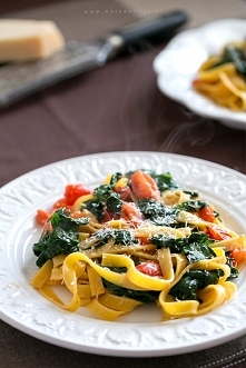 szybki-makaron-ze-szpinakiem-i-pomidorkami-quick-noodles-with-spinach-and-tomatoes,-danie-w-5-minut