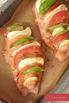 Zapiekany kurczak nadziewany mozzarellą, pomidorami oraz bazylią