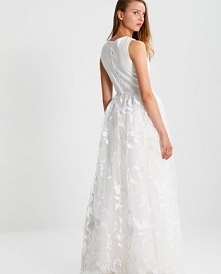 Przepięknie zdobiona sukienka koronkowa biała Chi Chi London.