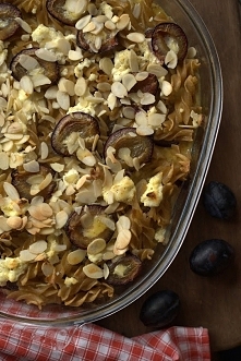 Zapiekanka makaronowa ze śliwkami. Link z przepisem w komentarzu.