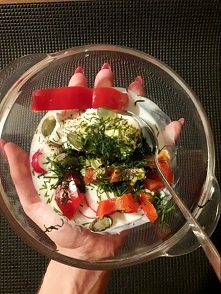 21.17 a ja jem. Tak jem swój 6 posilek około 2.5 godziny przed snem.:)