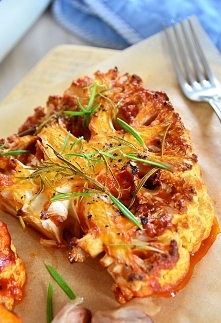 Steki z kalafiora w marynacie pomidorowo-paprykowej