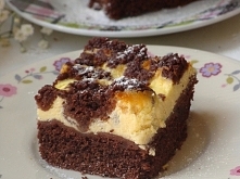 Sernik z białą czekoladą Składniki masło20 dag mąka pszenna2,5 szklanki cukier3/4 szklanki kakao3 łyżki proszek do pieczenia2 łyżeczki jajka1 sztuka żółtka1 sztuka ser biały1 kg...