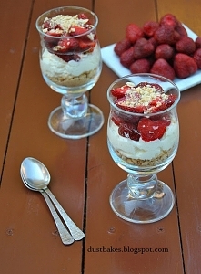 Deser z truskawkami, mascarpone i herbatnikami