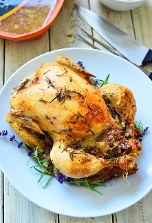 Kurczak faszerowany białą kaszą gryczaną i brzoskwiniami pieczony w garnku rzymskim