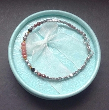 Drobne hamatyty ozdobione rubinami - delikatna bransoletka - HIT sezonu