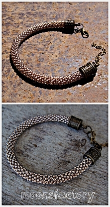 moonsfactory.wordpress.com

Bransoletka w kolorze antycznego złota zamkniętego w krysztale. Wykonana ręcznie na szydełku z koralików firmy TOHO. Prezentuje się znakomicie przy k...