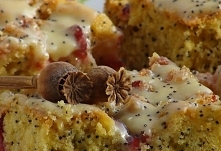 Piegusek ze śliwkami

mąka tortowa 30 dag
cukier 20 dag
masło 25 dag
proszek do pieczenia 2 łyżeczki
mak 2 łyżki
mleko 2 łyżki
śliwki węgierki 30 dag
biała czekolada 10 dag

Masło utrzeć z cukrem na gładki krem w trakcie ucierania dodawać po jednym jajku, następnie cały czas ucierając dosypywać przesianą mąkę wymieszana z proszkiem do pieczenia i makiem na koniec wlać mleko. Formę 33 cm na 22 cm wyłożyć na dnie papierem do pieczenia i wyłożyć do niej całe ciasto. Śliwki wypestkować i pokroić na mniejsze części i wymieszać je z 1 łyżką bułki tartej, posypać nimi wierzch ciasta. Piec około 40 minut w temp 170 st po upieczeniu i wystudzeniu ciasto polać po wierzchu rozpuszczoną biała czekoladą.