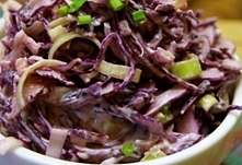 Surówka z czerwonej kapusty i pora por 1 sztuka jabłko 1 sztuka majonez 2 łyżka śmietana 1 łyżka ocet winny czerwony 1 łyżka sól pieprz musztarda 1 łyżeczka kapusta czerwona 0,5...