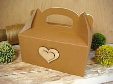 pudełko na ciasto z drewnianymi aplikacjami, więcej na jotstudio.pl