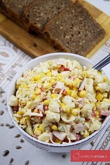 Sałatka makaronowa z szynką, selerem naciowym z sosem czosnkowym