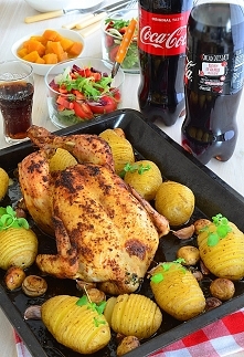 Kurczak pieczony z ziemniakami harmonijkowymi (hasselback) i pieczarkami