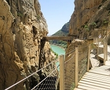 Caminito del Rey otwarto dla turystów w 2015 roku po gruntownym remoncie i od tego momentu stało się atrakcją turystyczną, którą trzeba koniecznie zobaczyć będąc w Andaluzji. Je...