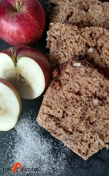 Pełnoziarnista orkiszowa drożdżówka z jabłkami i cynamonem.