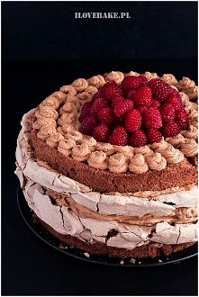 Tort czekoladowy z bezą i malinami