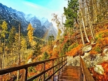 Po całodziennym marszu usią...