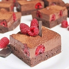 BROWNIE Z MUSEM CZEKOLADOWYM I MALINAMI