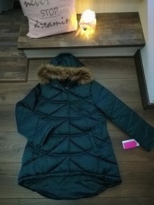 PILNIE SPRZEDAM!
Kurtka w kolorze pięknej butelkowej zieleni. Rozmiar z metki 158 cm, ale na XS będzie idealna. Nowa z metkami. Bardzo ciepła, dłuższa, trapezowa. Kaptur z odpin...