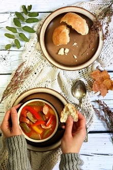 Leczo z cukinii.
Przepis:
Leczo z cukinią

Składniki:

1 kg papryki (czerwonej, żółtej, zielonej)
1kg pomidorów
1kg cukinii
2 duże cebule
3 ząbki czosnku
0,5 kg kiełbasy podwawe...