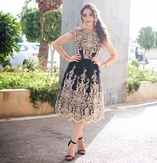 Pięknie zdobiona sukienka C...