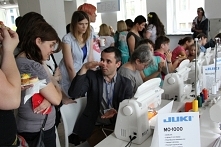 „W Polsce coraz więcej młodych kobiet rozpoczyna przygodę z szyciem, w Internecie szukają inspiracji i informacji, by samodzielnie tworzyć niepowtarzalne kreacje, pozwalające wy...