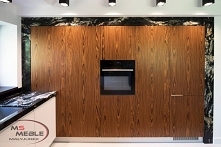 Cudowna kuchnia z białymi frontami na systemach Bluma oraz blatami marmurowymi Hoder. Piękna i funkcjonalna!