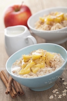 Gorąca owsianka z rodzynkami i kawałkami jabłek