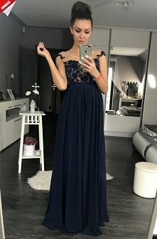 Długa suknia pięknie ozdobi...