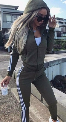 Figura jak marzenie *.* ( i dresik też hahah ) ❣