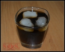 Whisky z colą - klasyczne połączenie, które wspaniale się komponuje;)