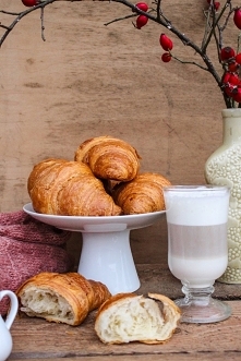 Przepis na Croissanty (do wykorzystanie także przy Rogalach Marcińskich). 
Przepis po kliknieciu w zdjecie