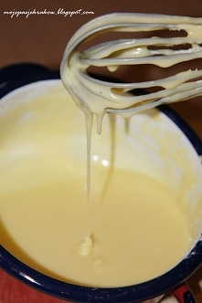 Polewa a'la biała czekolada do ciast
Składniki:
3 łyżki wody
2 łyżki cukru
100g margaryny lub masła
4 kopiate łyżki mleka w proszku (takie "miałkie" np. Łaciate)


Wodę zagotować z cukrem, dodać margarynę i rozpuścić. Rondelek zdjąć z ognia i dodać mleko w proszku. Wymieszać bardzo dokładnie tworząc gładką lśniącą masę. Lekko wystudzić i polać ciasto.