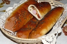 Czosnkowe bułki z parówką i ketchupem