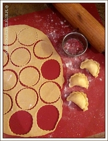 idealne ciasto na pierogi Składniki : 250 g mąki pszennej ( u mnie typ 650) 3 łyżki oleju szczypta soli 1 jajko pół szklanki wrzątku (125 ml) + dowolny farsz - zrobiłam trochę ruskich i trochę z mięsem Mąkę i sól wsypać do miski, zalać wrzątkiem, wymieszać i odstawić, by przestygła. Do przestudzonej mieszanki dodać olej i jajko, zagnieść miękkie, elastyczne ciasto. Przykryć i odstawić na 15 minut. Na oprószonym mąką blacie wałkować kawałki ciasta, wycinać krążki, nakładać farsz i zlepiać pierogi. Wrzucać je partiami na osolony wrzątek, gotować 2 minuty od wypłynięcia na powierzchnię. Podawać z ulubionymi dodatkami