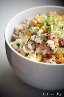 Ekspresowa sałatka z tuńczykiem Idealna do przygotowania dla niezapowiedzianych gości. Składniki: – 200g ryżu – puszka tuńczyka w sosie własnym – pół puszki kukurydzy – kilka po...