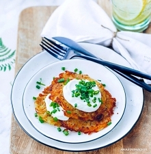 Placki „rosti” z samych ziemniaków

Mocno chrupiące placki ziemniaczane, a do tego bez mąki! :)

Składniki:

500 g ziemniaków
kwaśna śmietana
2 łyżki koperku
sól, pieprz
olej do...