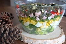 Imprezowa sałatka z brokułem i szynką